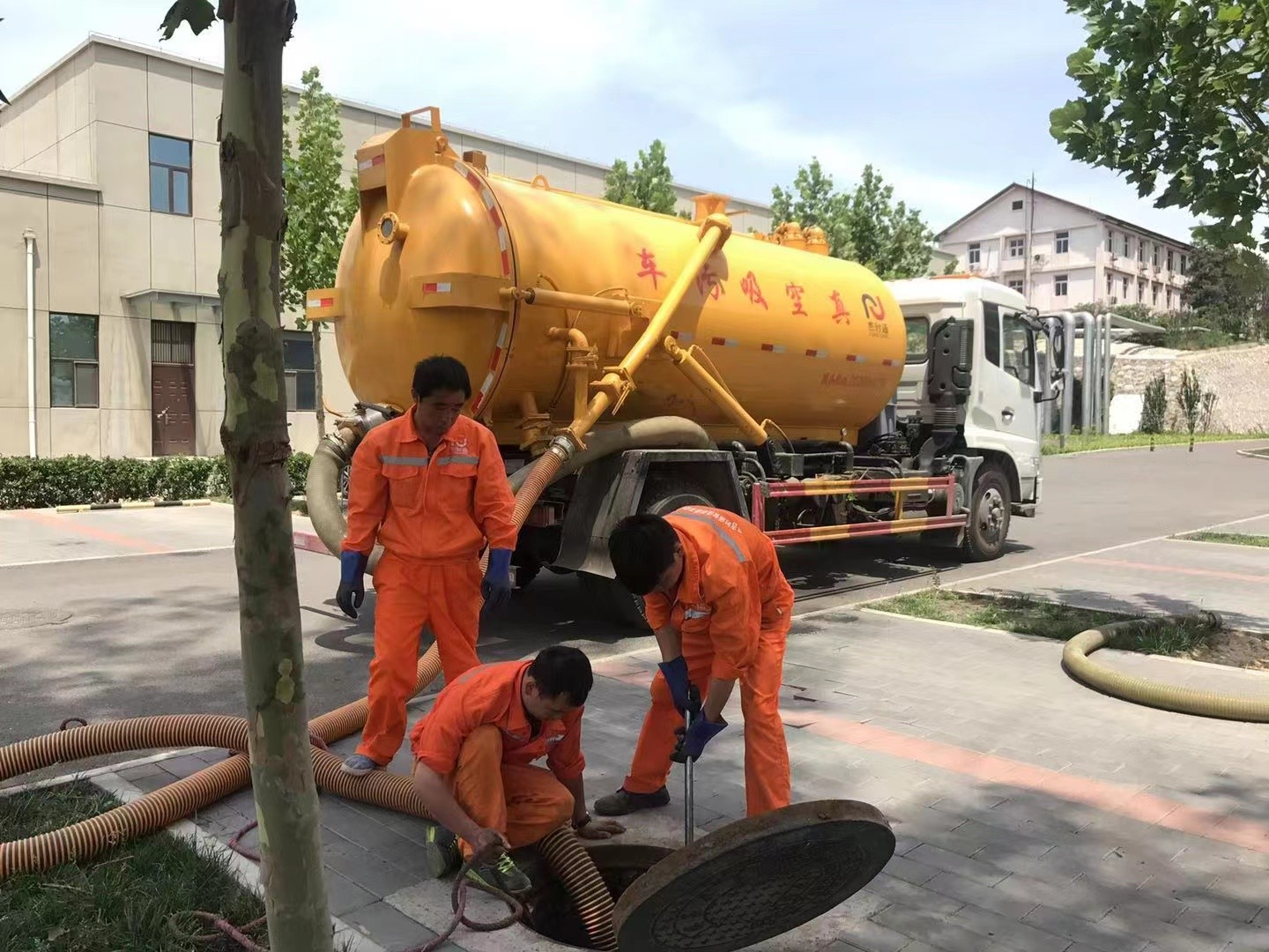 安国管道疏通车停在窨井附近