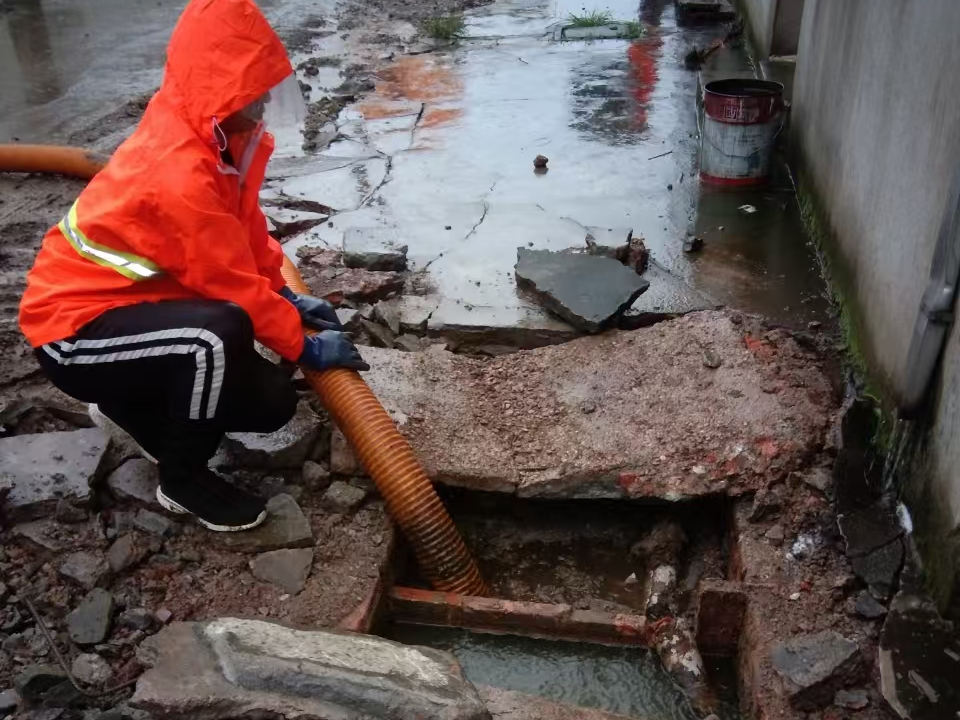 安国专业清理污水池 炜誉市政以规范流程守护城市 “肠道”