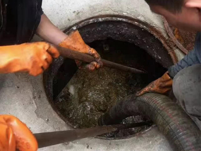 安国清理化粪池时如何避免沼气的危害?